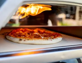 Готовит 40 см пиццу за 60 секунд Печь разогревается до 500 градусов за 15 минут, чтобы приготовить 40 сантиметровую пиццу за 60-80 секунд. 