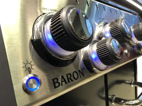 Кнопка включения подсветки ручек на передней панели гриля Broil King Baron 490