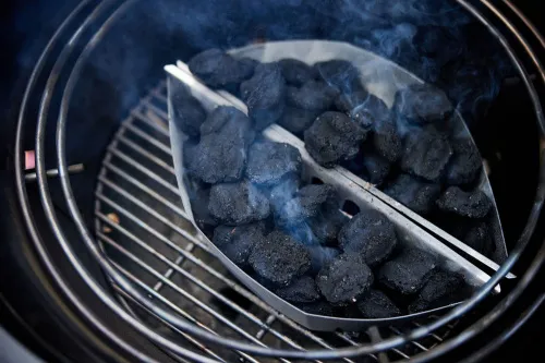 Лотки - разделители угля для непрямого метода запекания. Угольный камадо гриль Weber Summit® Kamado S6 Grill Center