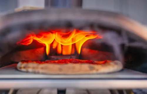Как и в любой печи для пиццы источник тепла не симметричен и нагрев сильнее в глубине пиццы. Так что не забывайте поворачивать пиццу во время приготовления