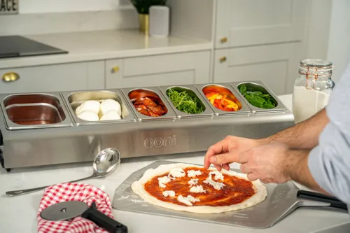 Лопаткой удобно поддевать пиццу во время снятия, а также быстро загрузить пиццу в печь
