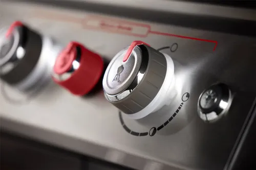 Красный регулятор для горелки повышенного жара. А еще обратите внимание на подсветок основных ручек. Умный гриль Weber Genesis II EX-335