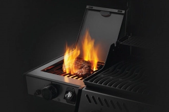 Боковая горелка Sizzle Zone В левом столике установлена инфракрасная боковая горелка c чугунной решеткой, разогревающаяся до 800 градусов. Можно быстро приготовить стейк не разогревая гриль целиком. 