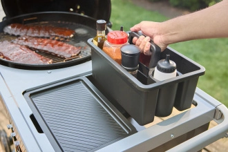 Дополнения Weber Works Боковой стол совместим с аксессуарами Weber Works, таких как разделочная доска, контейнеры для принадлежностей, держатель для бутылок, крючки для инструментов и других. 