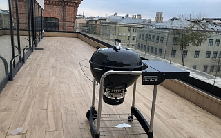 Угольный гриль Weber Performer. Москва, центр, 2021 год.