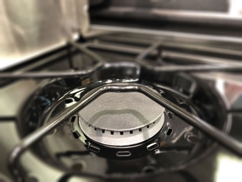 Новая боковая конфорка с чугунной крышкой в гриле Broil King Baron 490