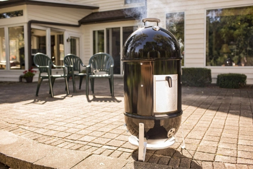 Smokey Mounaine Cooker Ø 57 см перед вашим загородным домом
