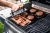 Пресс прижимает мясо, способствуя равномерной прожарке