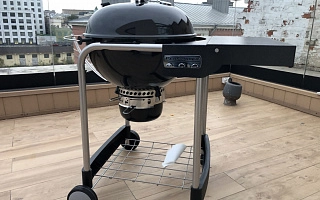 Угольный гриль Weber Performer. Москва, центр, 2021 год.