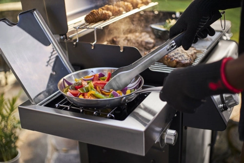 Боковая конфорка значительно расширяет возможности гриля Weber Spirit
