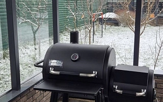 Угольная гриль-коптильня Broil King Regal Offset 400. Московская область, 2025 год