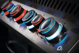 Подсветка регуляторов Safety Glow Ручки управления подсвечиваются мягким голубым светом в выключенном состоянии и красным - во включенном.  