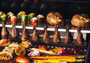 Многофункциональная решетка второго уровня Решетка для подогрева, в гриле Rogue Pro-S Phantom, стала одной из важнейших инноваций и заменой сразу для нескольких аксессуаров. Помимо основной функции, позволяет удобно запекать крылышки, перец, картофель, рыбу, хлеб и многое другое. 