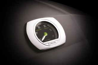 Термометр ACCU-PROBE™ Располагается на крышке гриля, для отслеживания температуры в Цельсиях и Фаренгейтах 