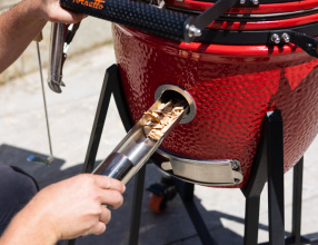 Отсек для загрузки щепы Порт с трубкой-фидером позволяет быстро добавить щепу или уголь во время приготовления.  
