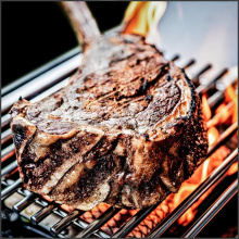 Инфракрасная боковая горелка В левом столике установлена инфракрасная горелка, разогревающаяся до 900 градусов, на которой можно быстро пожарить стейк не разогревая весь гриль.&nbsp; 