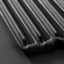 Двусторонняя чугунная решетка Решетки Broil-King имеют две рабочих стороны. С одной стороны прутья решетки заострены для нанесения фирменного рисунка на стейке, а с другой  – имеют углубления для удержания сока и запекания при низкой температуре. 