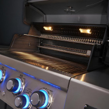 Лампы подсветки Под крышкой гриля установлены две температурно-защищенные лампы для подсветки рабочей зоны. 