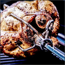 Электрический вертел Гриль укомплектован электрическим вертелом и дополнительной газовой горелкой на задней стенке котла. Благодаря продуманной конструкции на вертел можно устанавливать даже крупную дичь. 