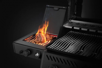 Боковая горелка Sizzle Zone В левом столике установлена инфракрасная боковая горелка с решеткой из нержавеющей стали, разогревающаяся до 800 градусов. Можно быстро приготовить стейк не разогревая гриль целиком. 