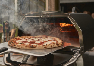 Готовит 40 см пиццу за 60 секунд Печь разогревается до 500 градусов за 15 минут, чтобы приготовить 40 сантиметровую пиццу за 60-80 секунд. 