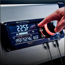 Система iQue - автопилот барбекю Контроллер iQue позволяет задавать режимы приготовления, устанавливать целевые температуры для разных продуктов (можно подключить 2 температурных щупа). Имеет порты USB-C для зарядки телефона и подключения внешнего аккумулятора. 