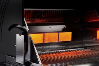 Горелка для вертела В гриле установлена инфракрасная горелка для приготовления на вертеле 