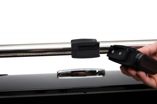 Работает от 3 батареек типа ААА