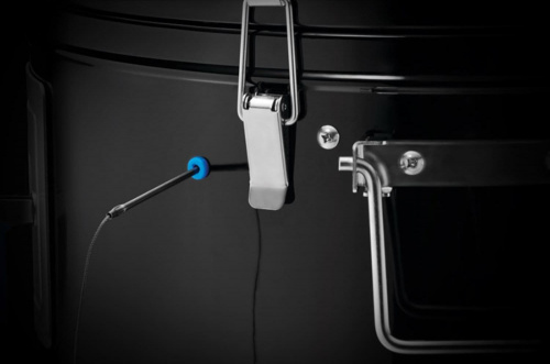 Отверстие для щупа термометра на корпусе коптильни