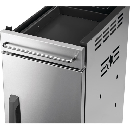 Металлическая ручка на выдвижной полке