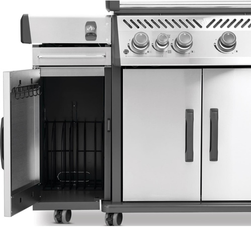 Тумба выполнена в едином стиле с грилем