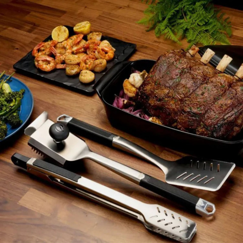 Набор необходимых инструментов для работы с грилем