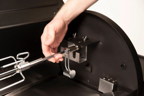 В комплекте электромотор, набор крепежей и вилки