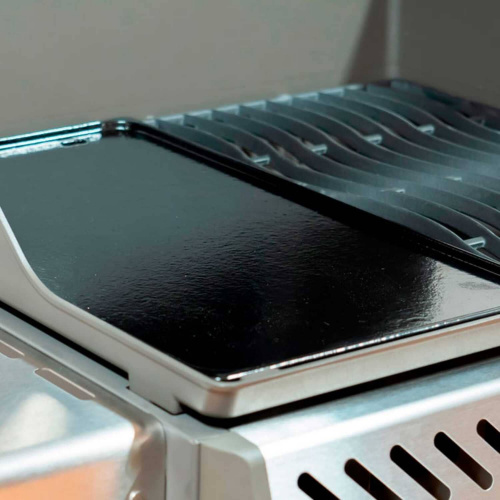 Плоская поверхность оснащена специальными бортами, отверстиями для отведения жира