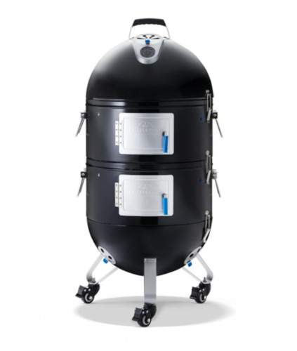 Каждый ярус имеет дверце для быстрого доступа к решетке, углю и щепе