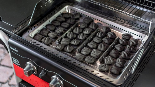 Уголь располагается в поддон, поддон устанавливается на горелки гриля