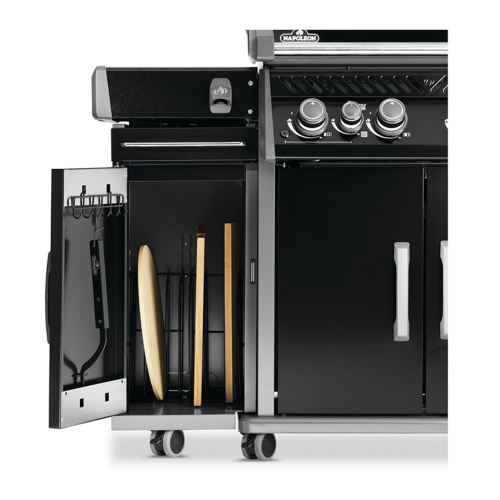 Все аксессуары и инструменты удобно хранить рядом с грилем