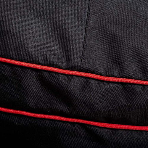 Чехол держит форму и плотно прилегает за счет специальных прострочек